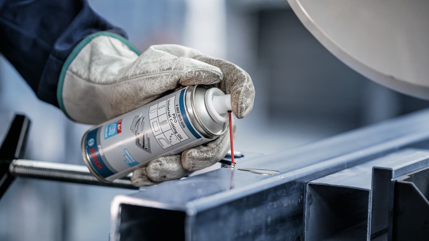 PRO Universal Cutting Oil pentru o durată lungă de viață a accesoriilor lubrifiate în aplicații de prelucrare a metalului